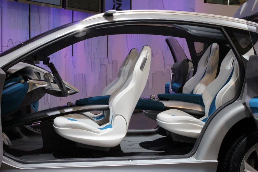 Интерьер FAW X Concept SUV 2011 года  (фото 6 из 38)
